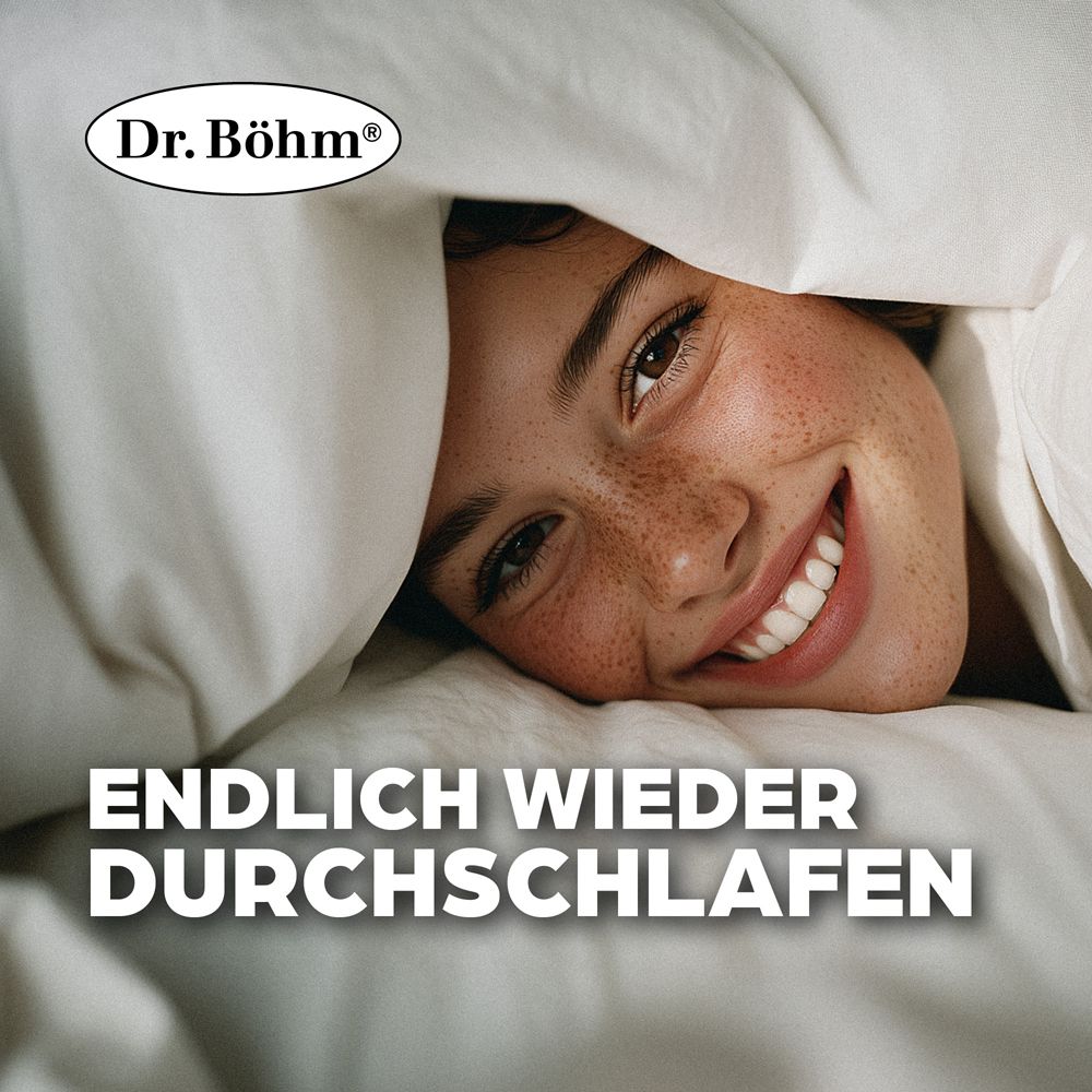 Eine Frau liegt unter einer Decke und lächelt. Der Text lautet: ENDLICH WIEDER DURCHSCHLAFEN.
