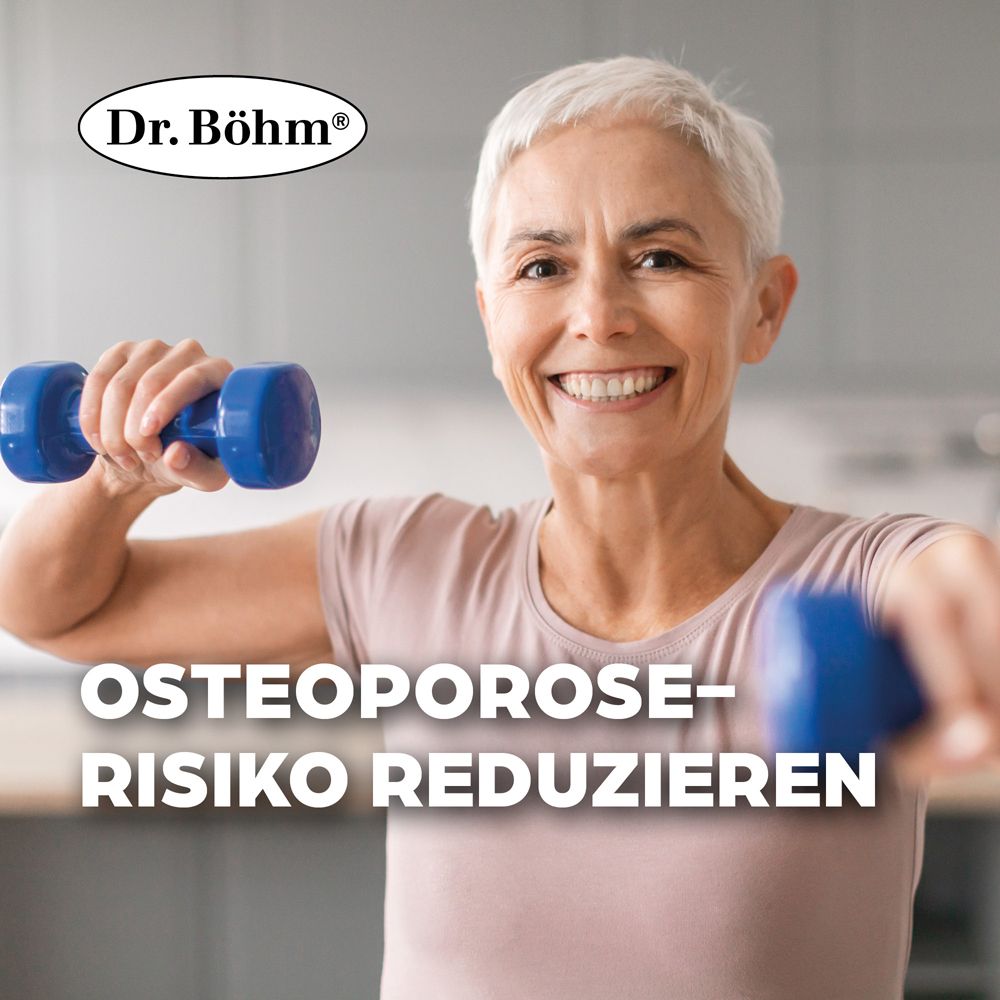 Lächelnde Frau mittleren Alters hebt blaue Hanteln. Text: Osteoporose-Risiko reduzieren.