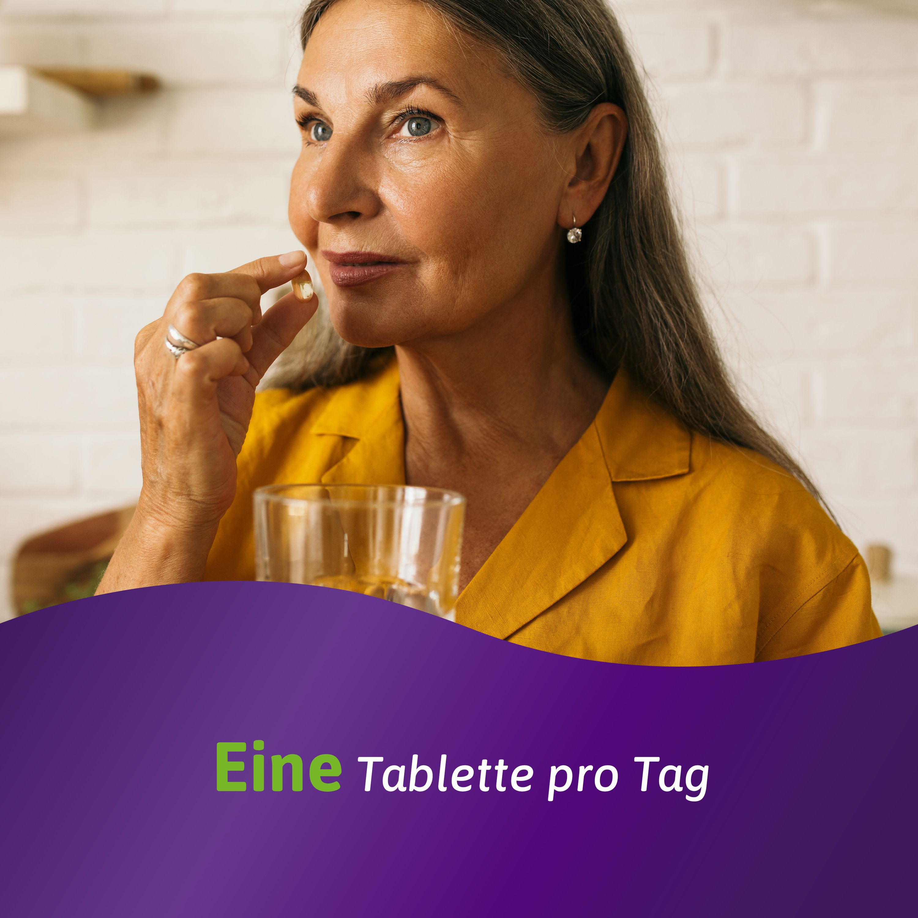 Frau nimmt Tablette. Text: Eine Tablette pro Tag.