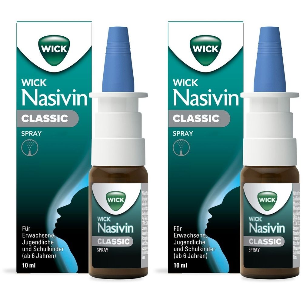 Zwei Nasensprays mit blauen Sprühköpfen und Verpackungen. Aufschrift: WICK Nasivin Classic Spray.