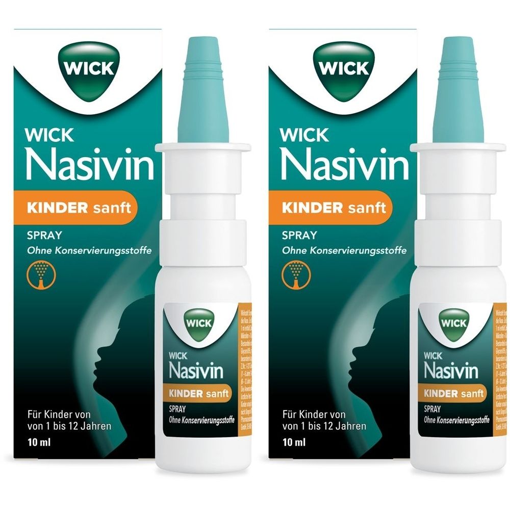 Zwei Nasensprays mit Verpackung. Aufschrift: WICK Nasivin Kinder sanft. Flaschen weiß, Sprühkopf blau. Verpackung grün-weiß.