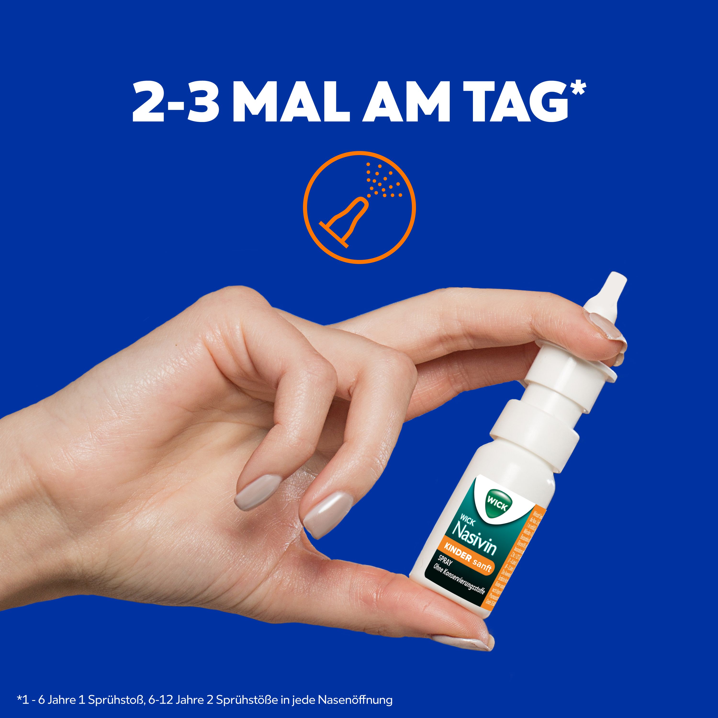 Hand hält Nasivin Kinder sanft Nasenspray. Auf blauem Hintergrund. Text: 2-3 mal am Tag.