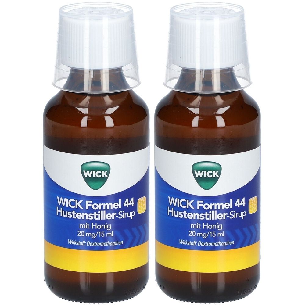 Zwei Flaschen Hustenstiller-Sirup mit Honig. Braune Glasflaschen mit weißem Deckel und Etikett. Aufschrift: WICK Formel 44 Hustenstiller-Sirup.