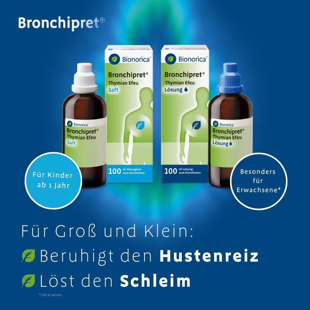 Zwei Flaschen und Verpackungen von Bronchipret® Saft. Braune Flaschen mit weißem und blauem Verschluss. Text: Für Kinder ab 1 Jahr. Für Erwachsene.
