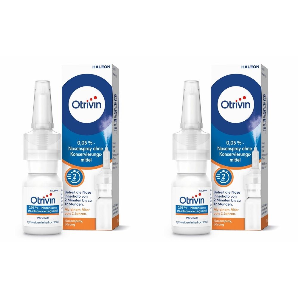 Zwei Flaschen und Verpackungen von Otrivin Nasenspray. Weiße Flaschen mit blauen und weißen Verpackungen. Text: Otrivin, 0,05%.