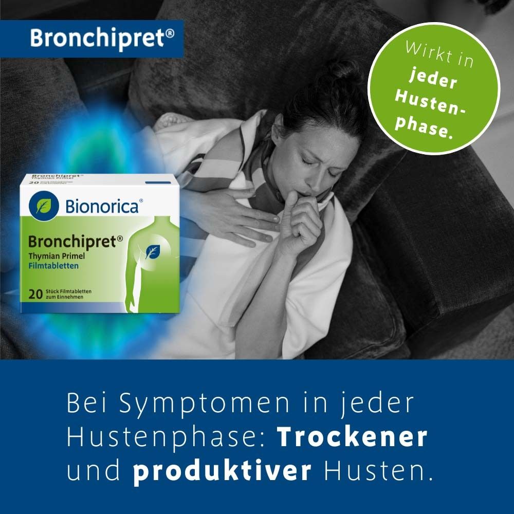 Frau hustet, neben ihr eine Packung Bronchipret® Filmtabletten. Text: Bei Symptomen in jeder Hustenphase: trockener und produktiver Husten.