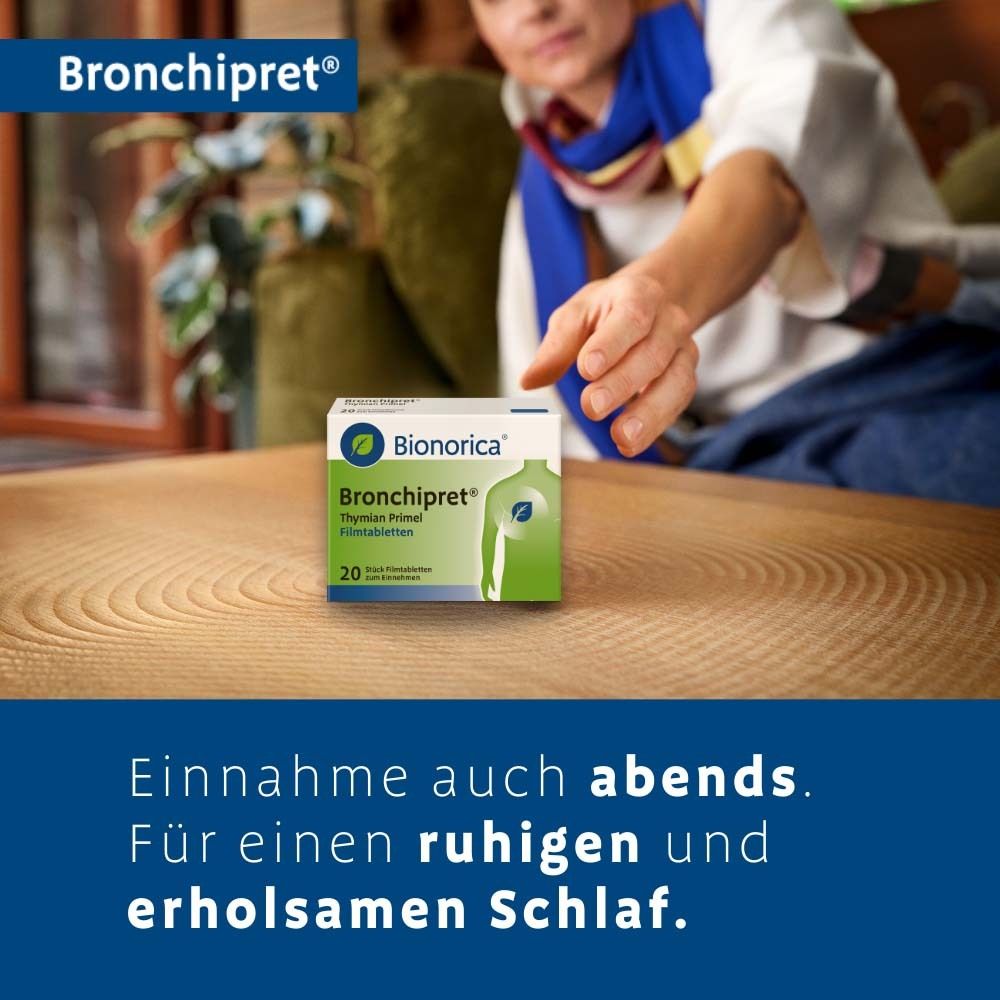 Packung Bronchipret® Filmtabletten auf einem Tisch. Text: Einnahme auch abends. Für einen ruhigen und erholsamen Schlaf.