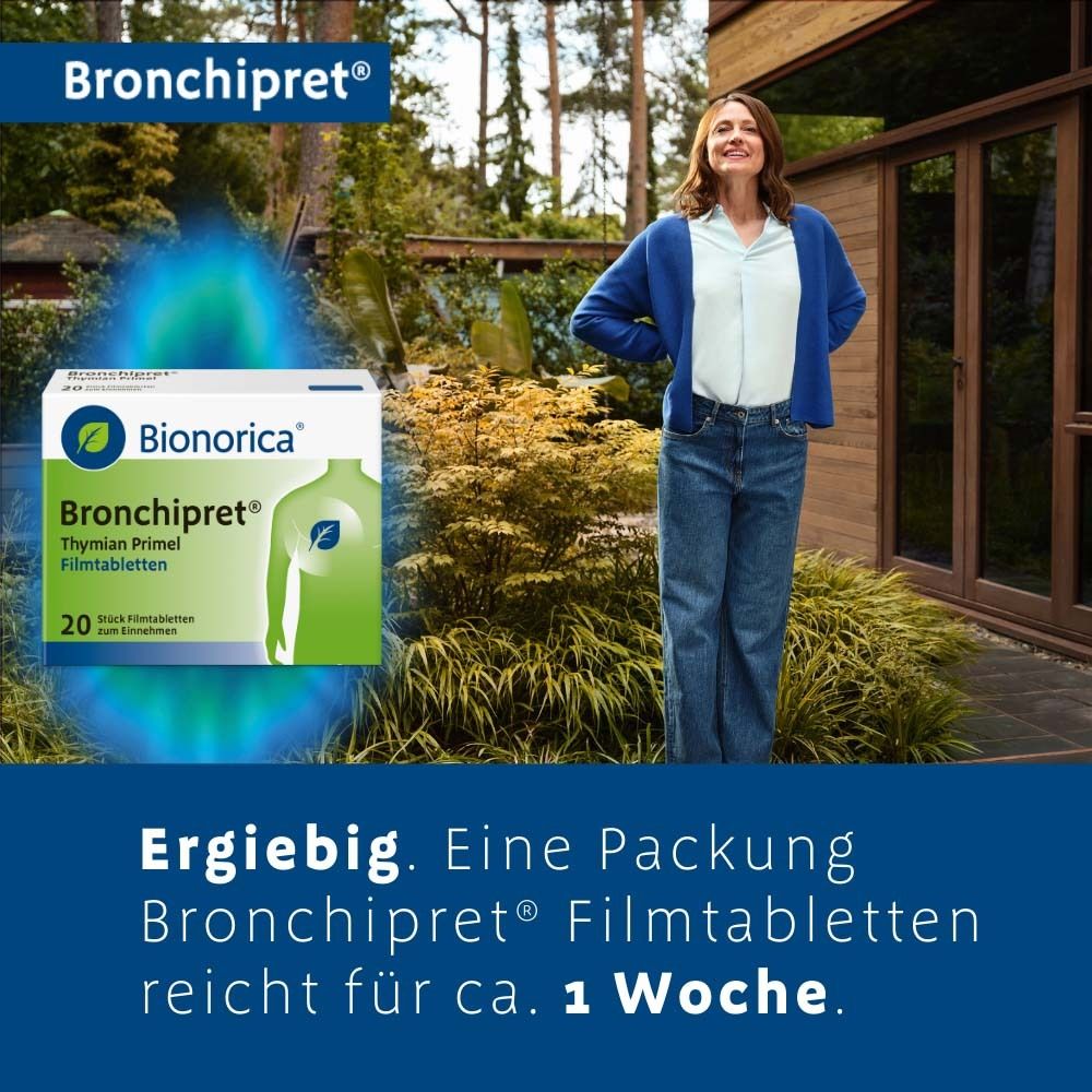 Frau lächelt, neben ihr eine Packung Bronchipret® Filmtabletten. Text: Ergiebig. Eine Packung Bronchipret® Filmtabletten reicht für ca. 1 Woche.