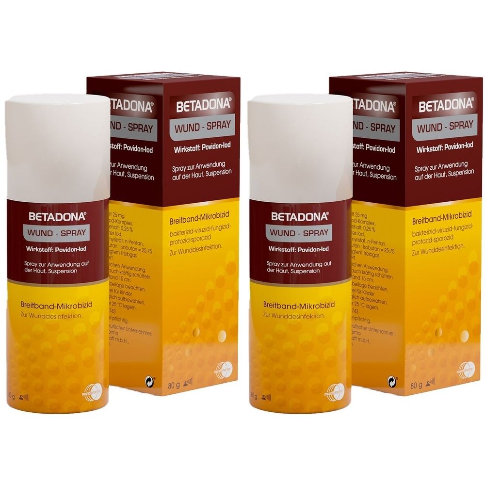 Mehrere Flaschen und Verpackungen von Betadona Wund-Spray. Die Flaschen sind weiß und rotbraun, die Verpackungen rotbraun und gelb.