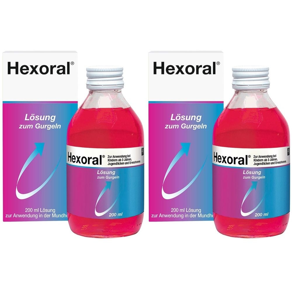 Zwei Flaschen und zwei Schachteln. Auf den Flaschen und Schachteln steht "Hexoral Lösung zum Gurgeln".