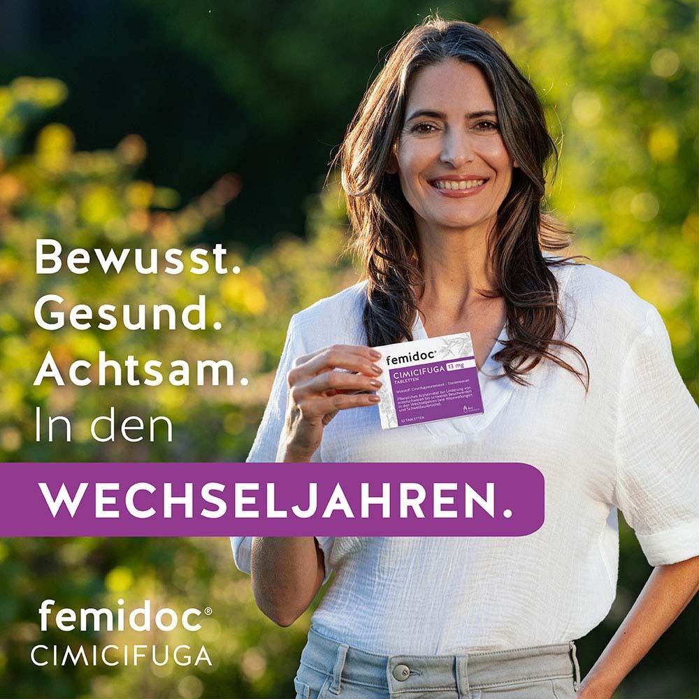 Frau hält eine Packung. Text: Bewusst. Gesund. Achtsam. In den Wechseljahren. Logo: femidoc CIMICIFUGA.