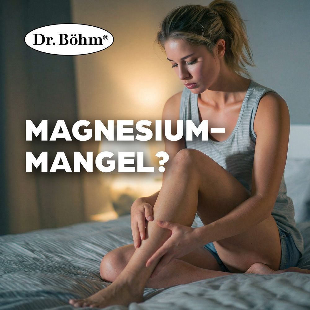 Frau sitzt auf Bett, hält Bein. Text: Magnesiummangel?