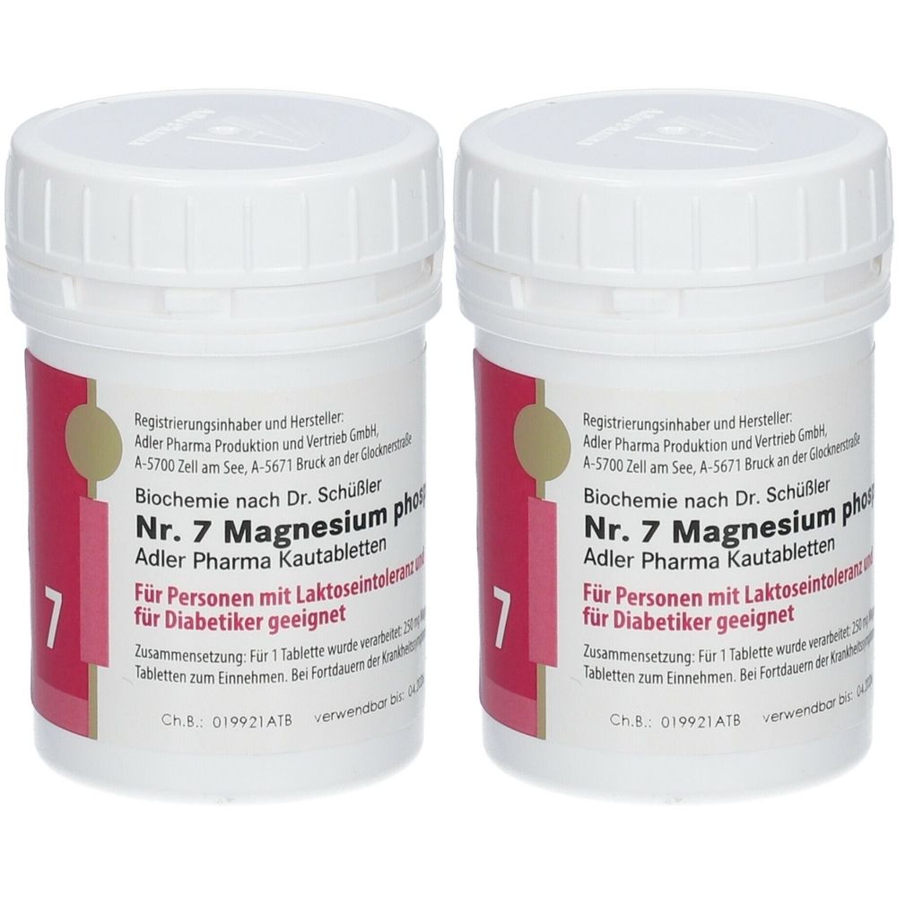 Zwei weiße Kunststoffdosen mit rotem Etikett. Aufschrift: Nr. 7 Magnesium phosphoricum D6 Kautabletten. Geeignet für Personen mit Laktoseintoleranz.