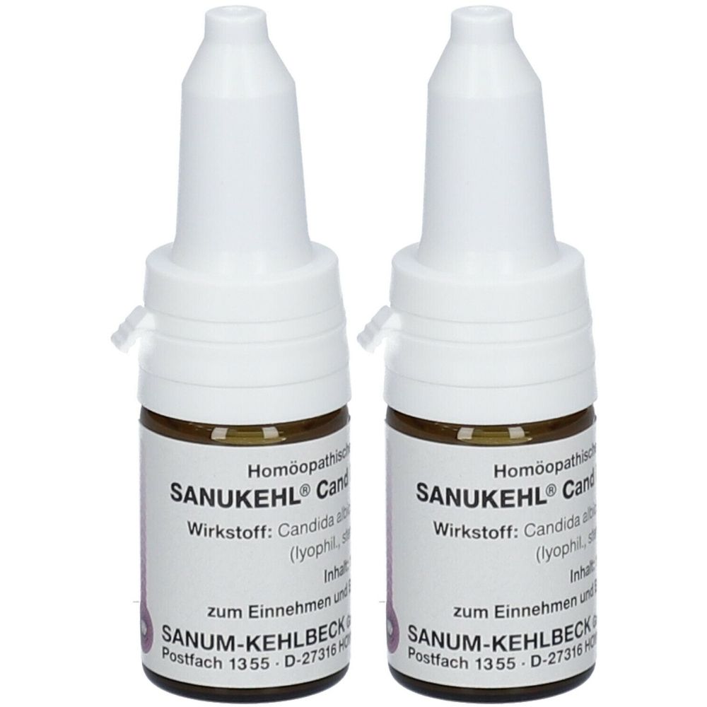 Zwei kleine braune Glasflaschen mit weißen Tropfaufsätzen. Auf den Etiketten steht SANUKEHL® Cand, Wirkstoff: Candida.