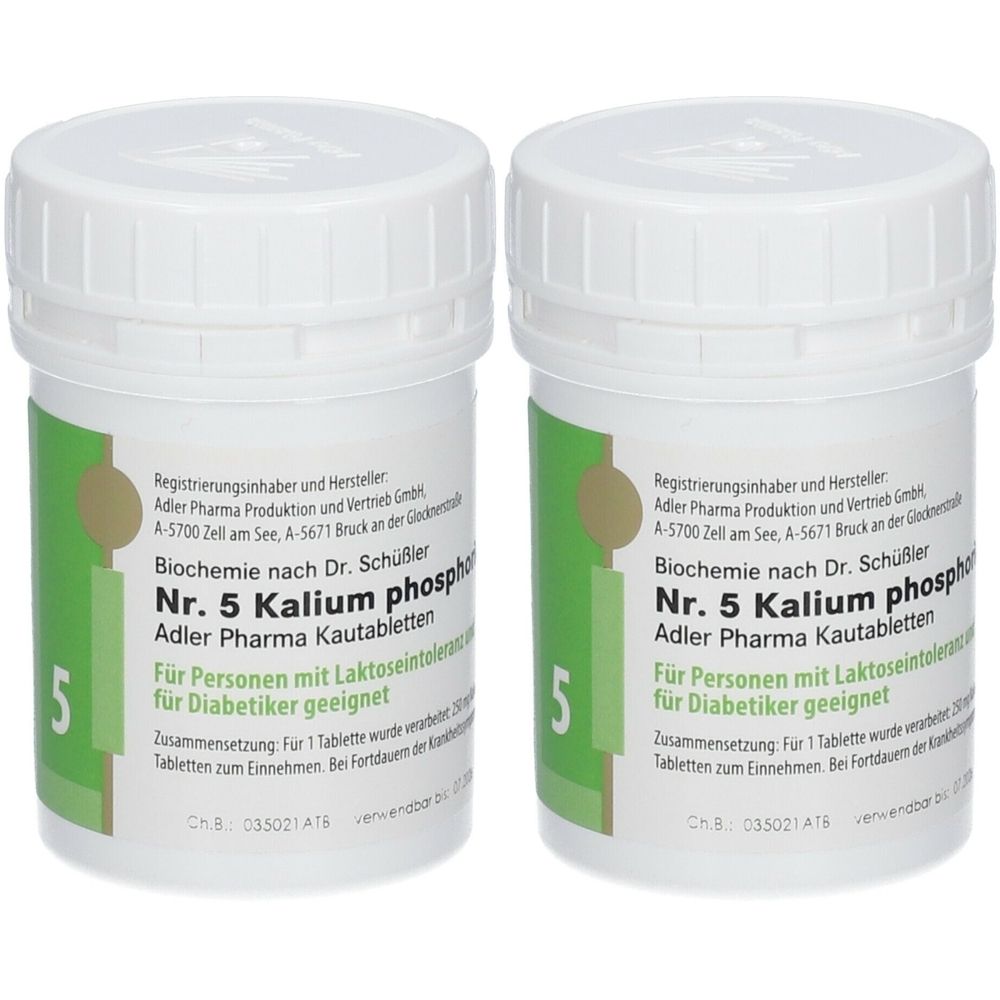 Zwei weiße Tablettenbehälter mit grünem Etikett. Aufschrift: Nr. 5 Kalium phosphoricum D6 Kautabletten. Für Personen mit Laktoseintoleranz.