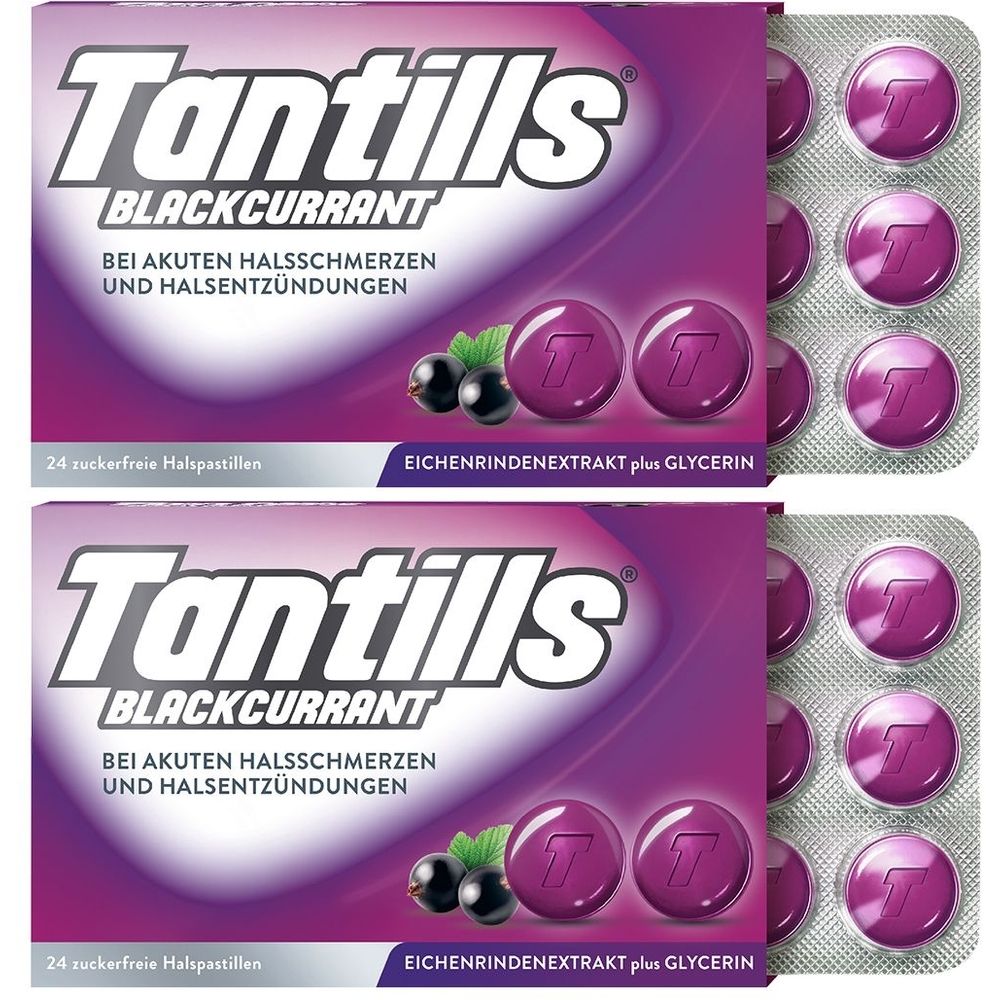 Zwei Packungen Tantills Blackcurrant Halspastillen. Lila Verpackung mit Produktnamen und Beeren-Illustration. Blister mit Pastillen.