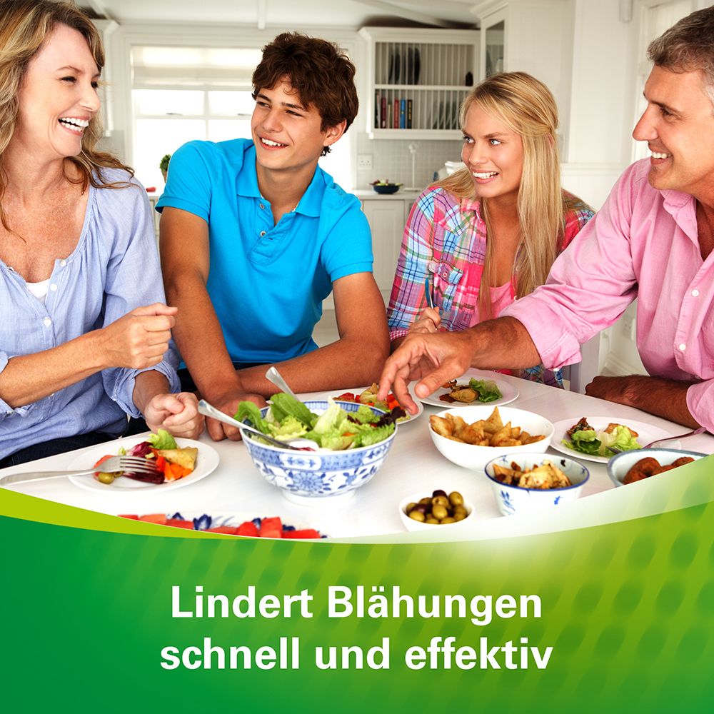 Familie am Tisch. Text: Lindert Blähungen schnell und effektiv.