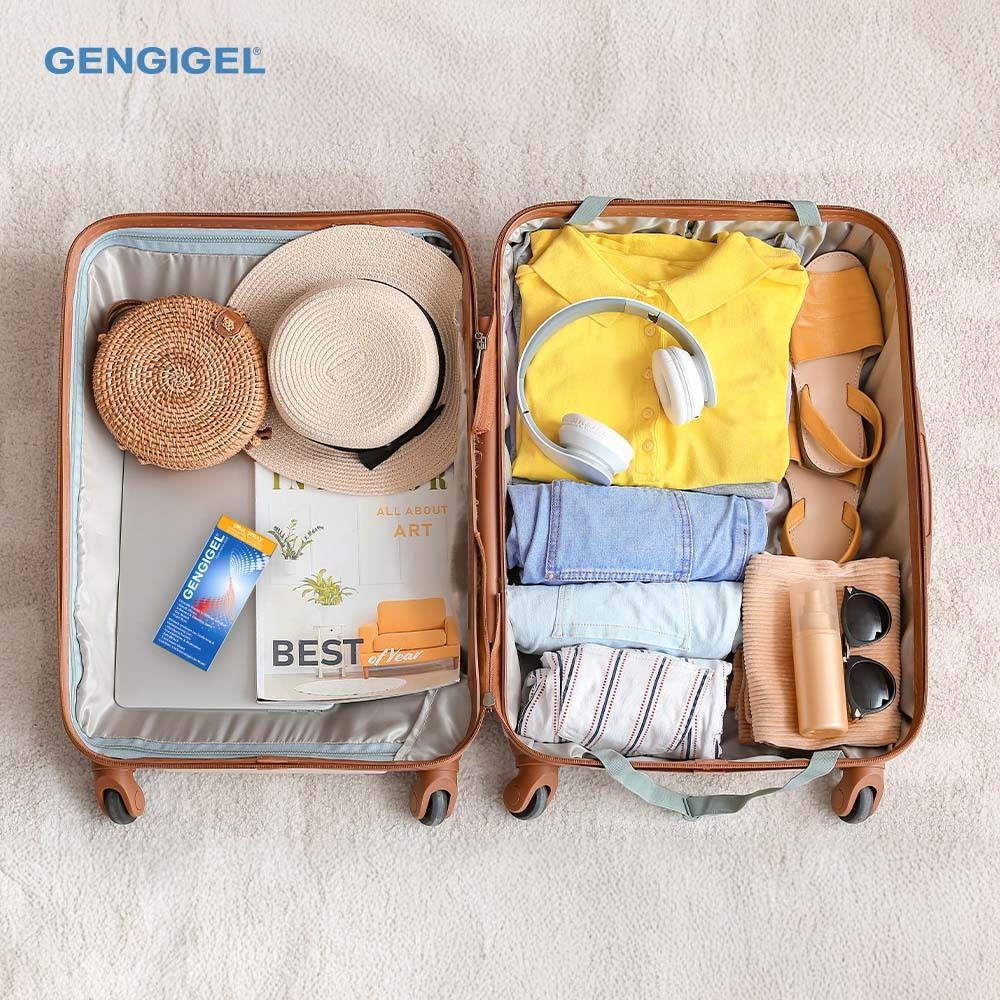 Offener Koffer mit Kleidung und Accessoires. Gengigel Spray und Broschüre. Text: BEST.