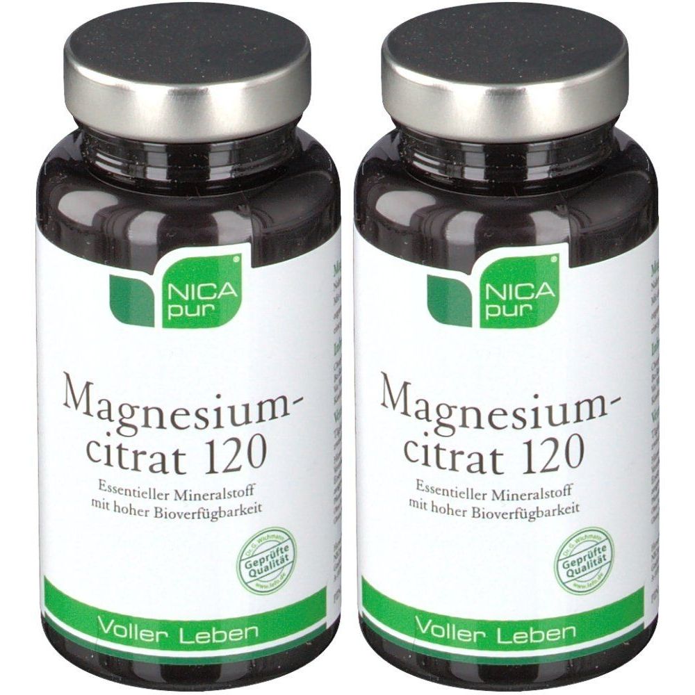 Zwei Flaschen mit Magnesiumcitrat 120. Schwarze Flaschen mit silbernen Deckeln und weißen Etiketten. Aufschrift: NICA pur, Magnesiumcitrat 120.