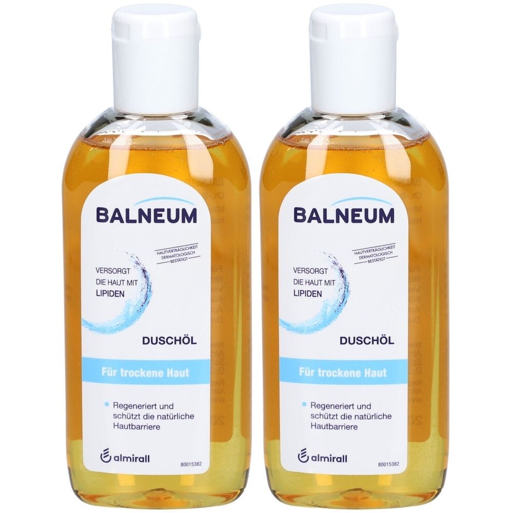 Zwei Flaschen BALNEUM Duschöl. Klare, gelbliche Flüssigkeit in durchsichtigen Flaschen mit weißen Deckeln. Beschriftung: Duschöl, für trockene Haut.