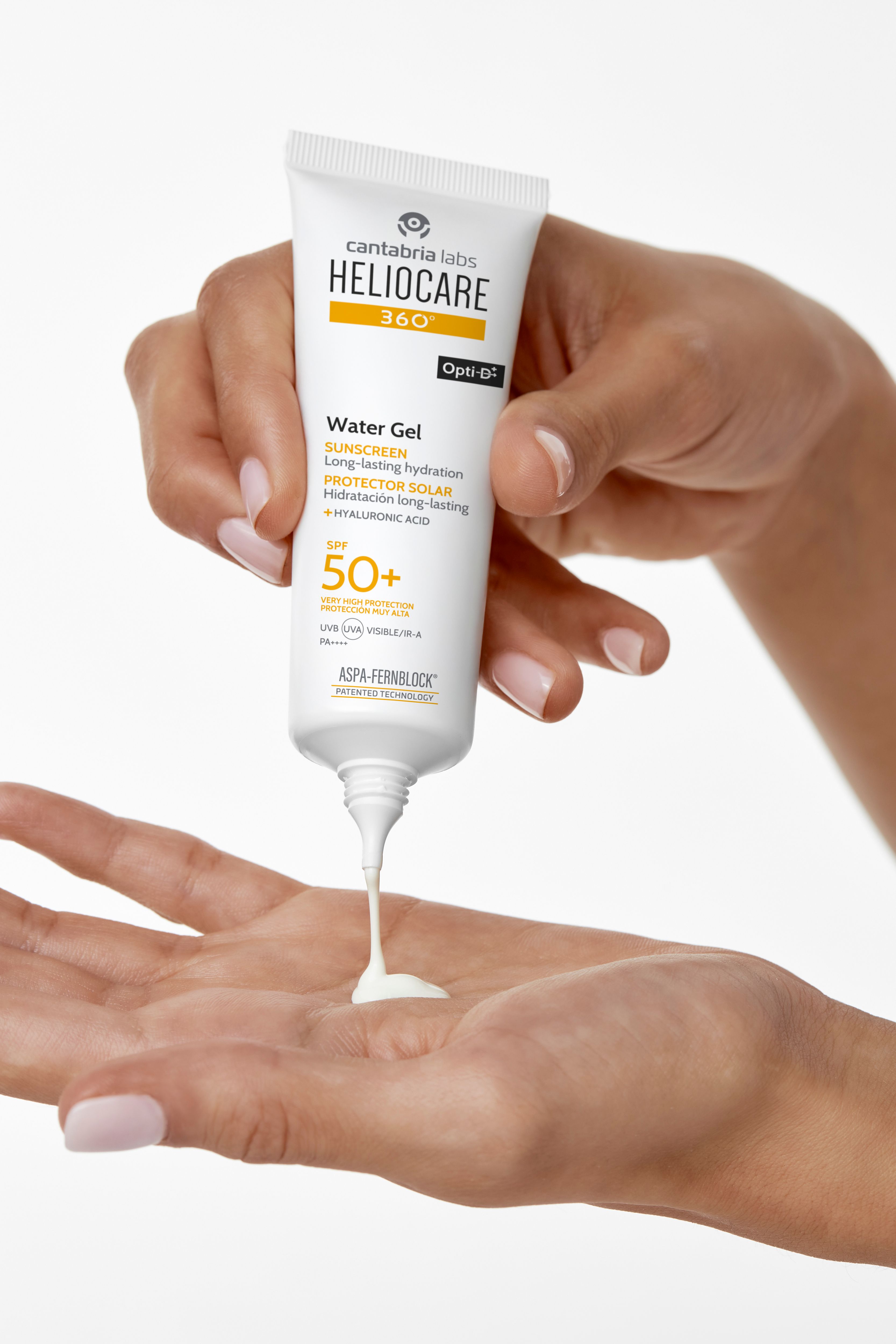 Weiße Tube, Produkt wird in Hand gedrückt. Aufschrift: HELIOCARE 360° Water Gel SPF 50+. Opti-D®.