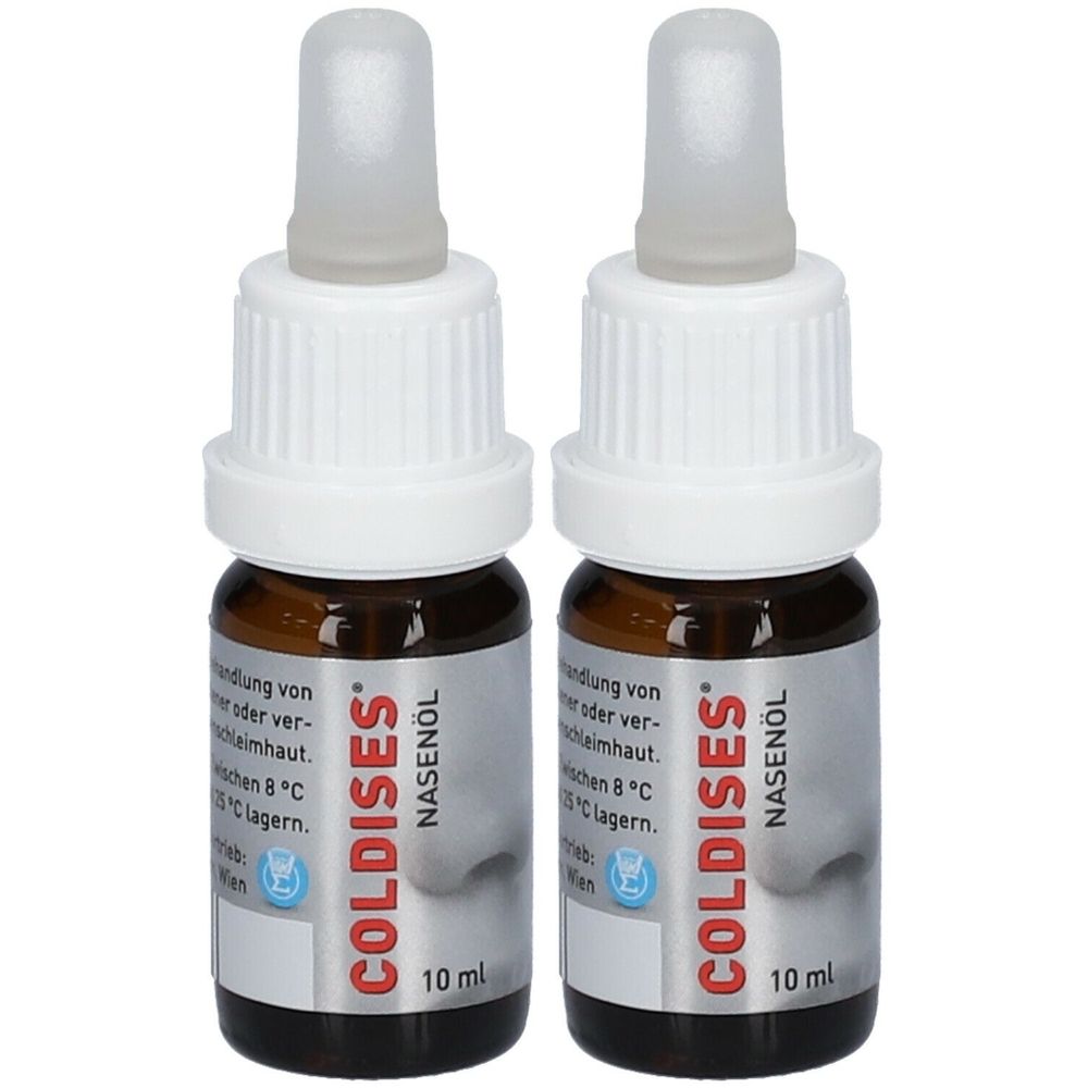 Zwei Flaschen Nasenöl. Braune Glasflaschen mit weißem Schraubverschluss und Tropfaufsatz. Aufschrift: COLDISES Nasenöl, 10 ml.