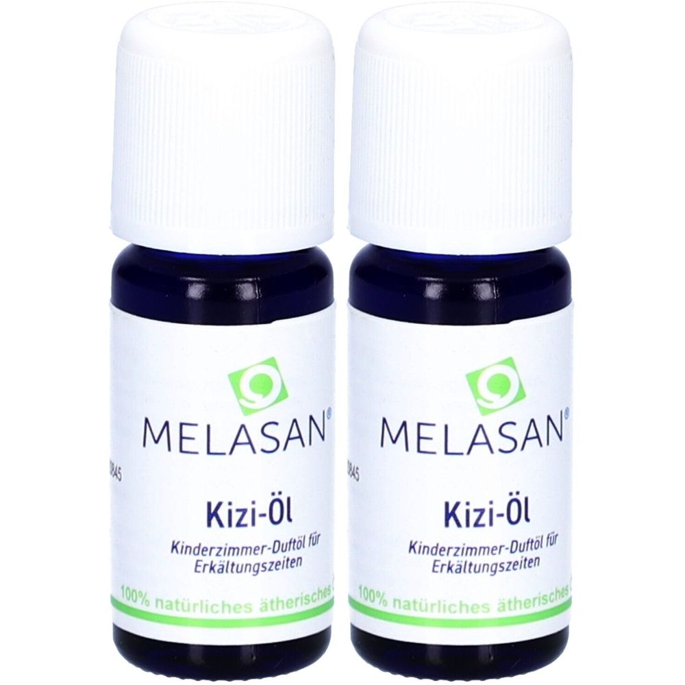 Zwei Flaschen MELASAN Kizi-Öl. Blaue Glasflaschen mit weißen Deckeln und Etiketten. Aufschrift: Kizi-Öl, Kinderzimmer-Duftöl.