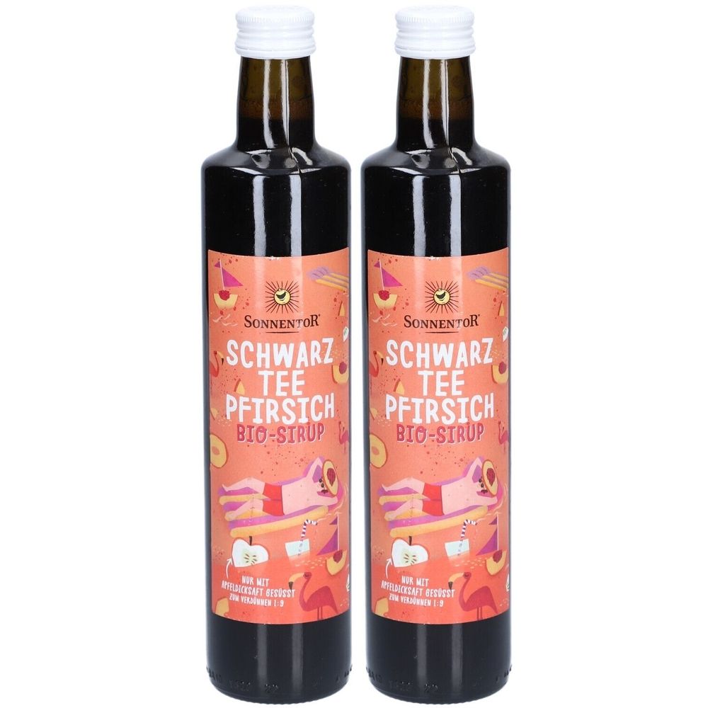 Zwei Flaschen SonnentoR Schwarztee-Pfirsich Bio-Sirup. Braune Glasflaschen mit weißem Deckel und Etikett mit Produktbezeichnung und Logo.