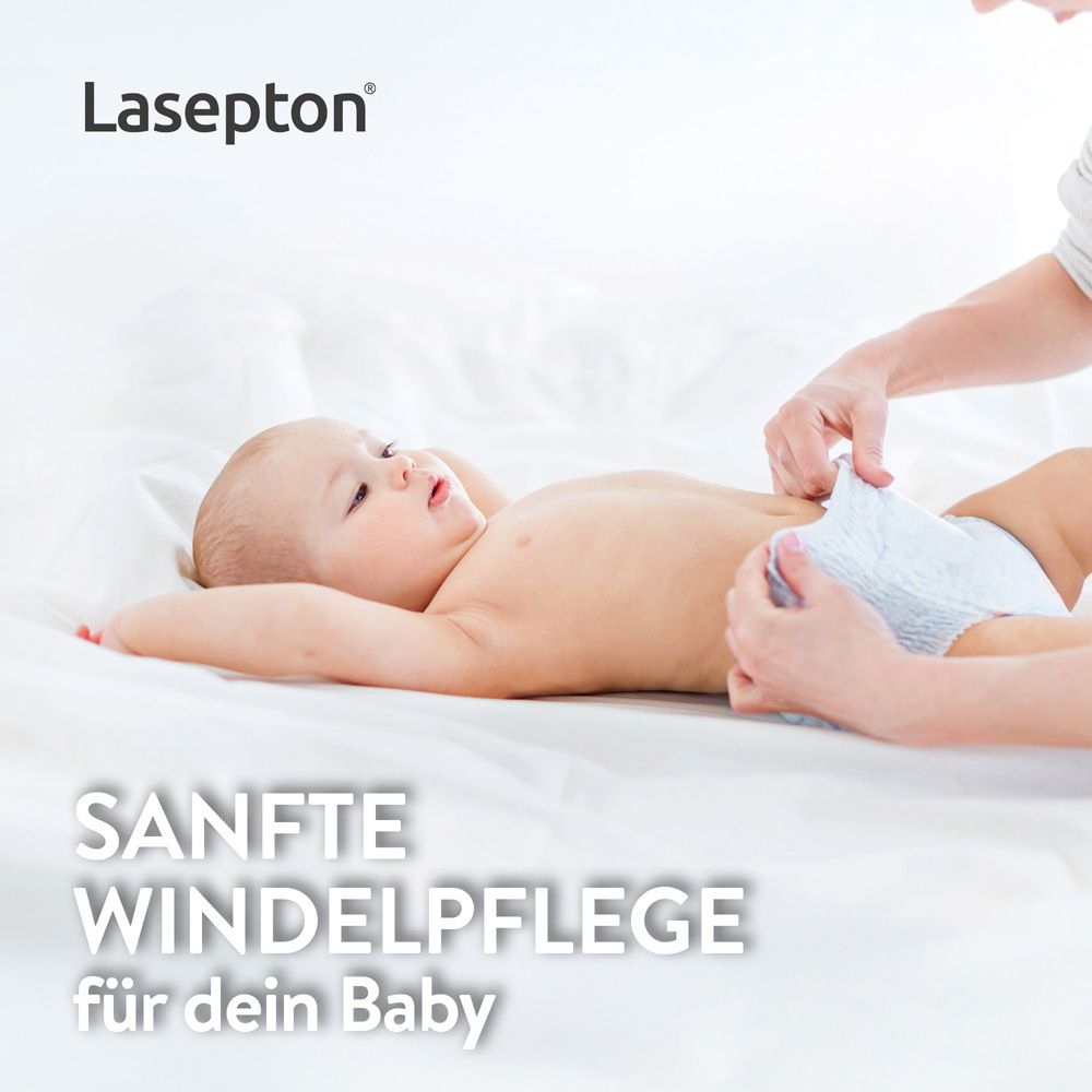 Ein Baby liegt auf dem Rücken, während eine Hand die Windel wechselt. Lasepton Logo oben links.
