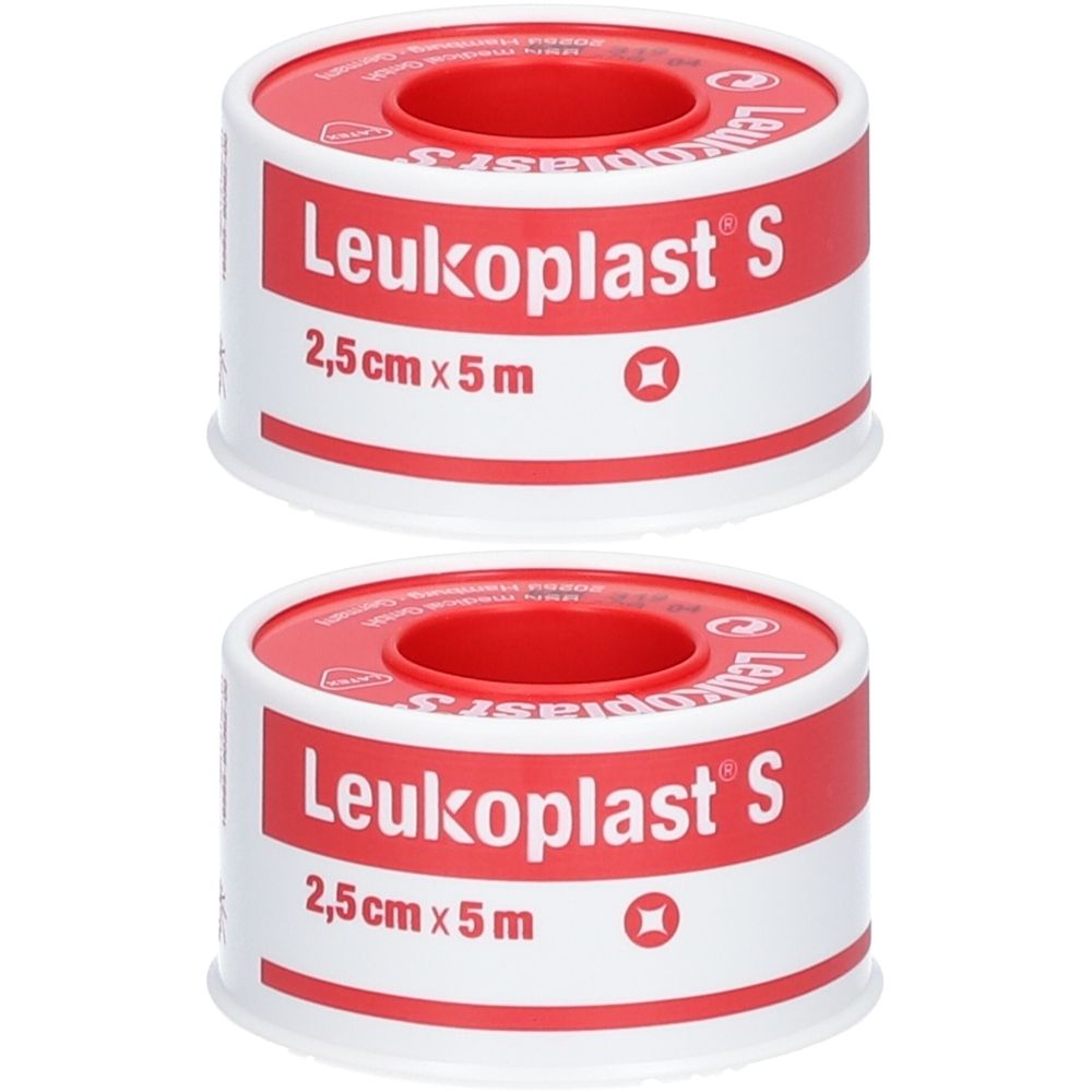 Zwei Rollen Leukoplast S, 2,5 cm x 5 m. Weißes Band mit roter Aufschrift und rotem Kern.