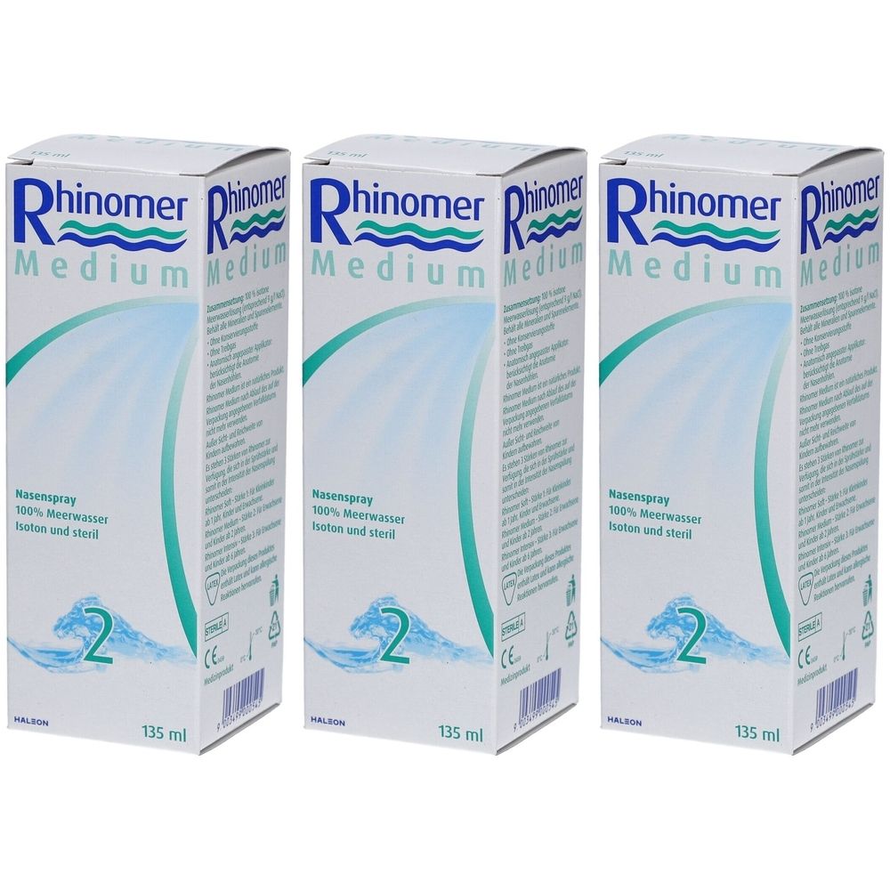 Drei Schachteln Rhinomer Medium Nasenspray. Aufschrift: 100% Meerwasser, isotonisch und steril. Mit CE-Zeichen und 135 ml.