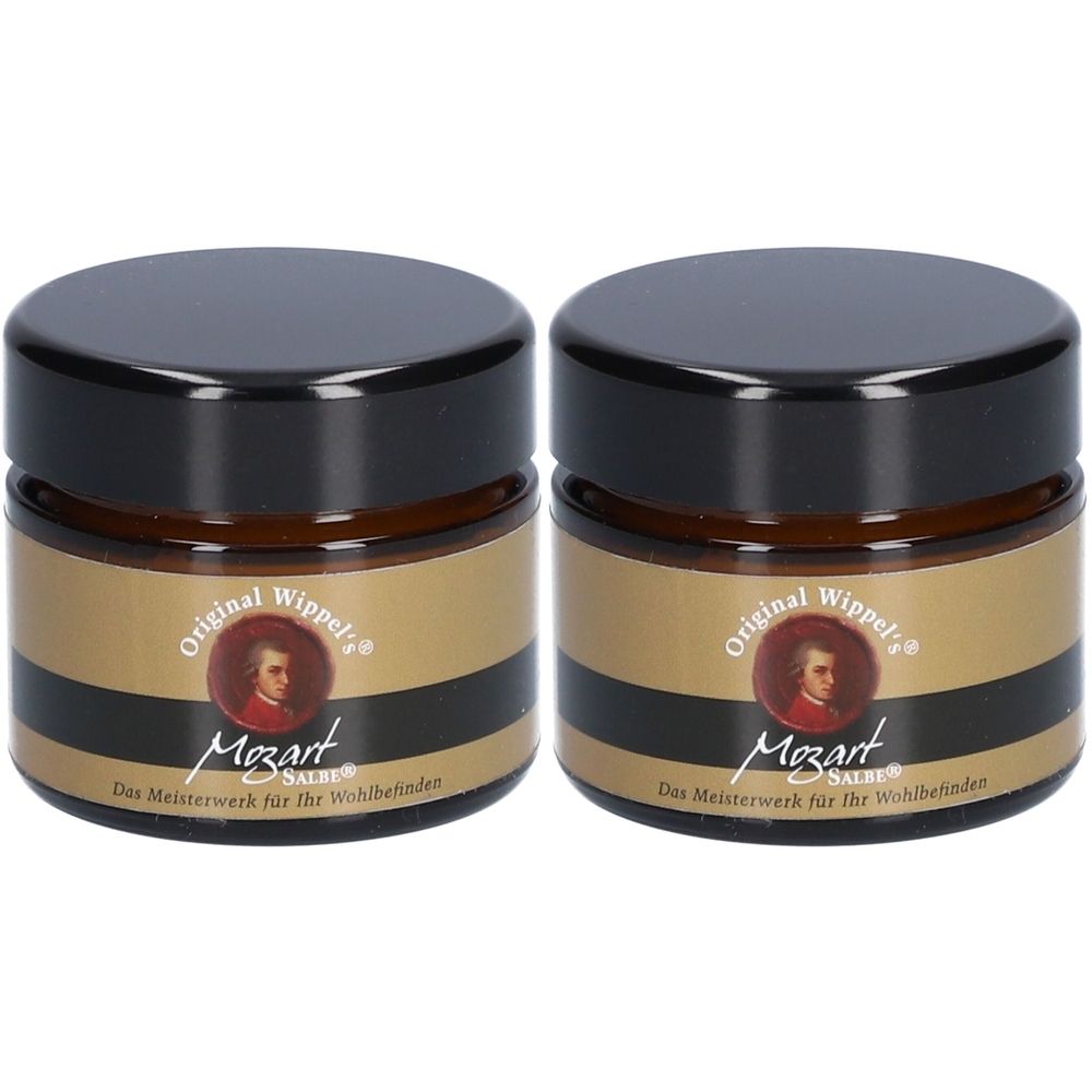 Zwei Tiegel Original Wippel's® Mozart Salbe. Schwarze Deckel, goldfarbene Etiketten mit Porträt und Schriftzug. Aufschrift: Das Meisterwerk für Ihr Wohlbefinden.
