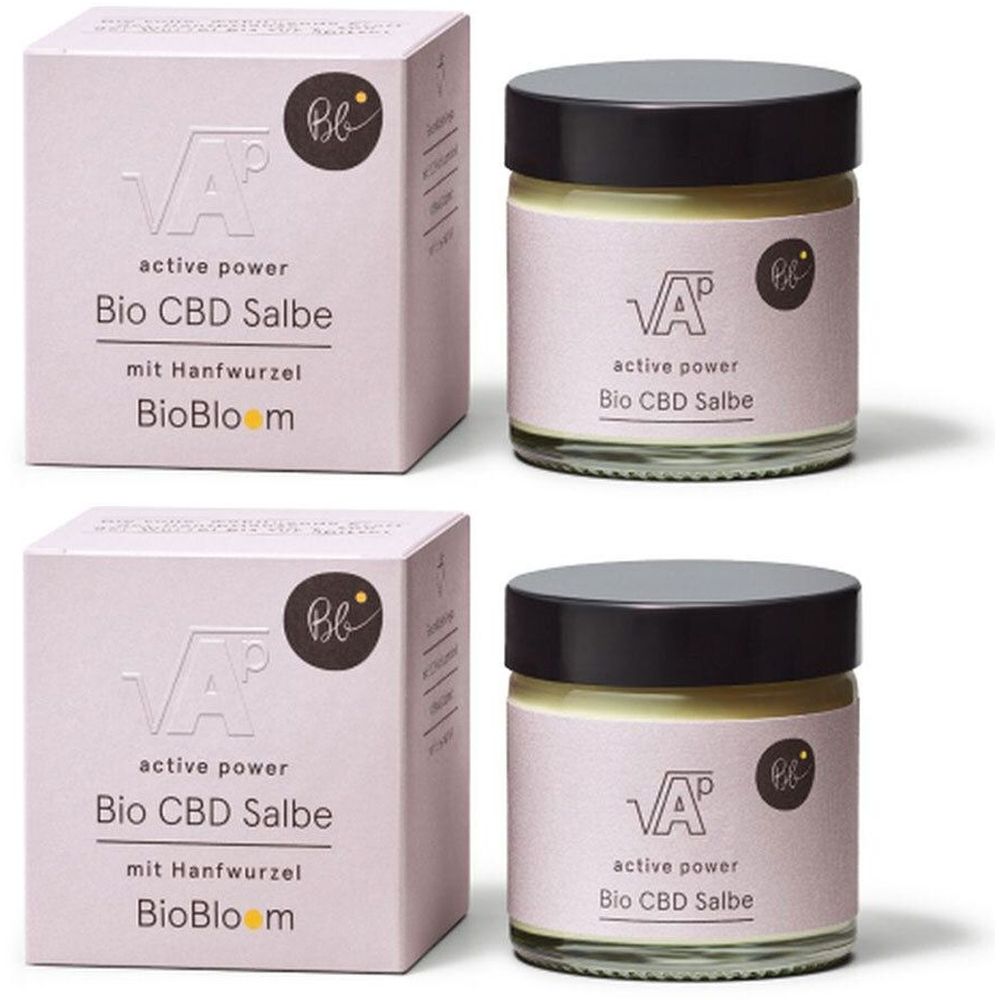 Zwei Gläser und zwei Kartons mit Produktaufdruck. Aufschrift: active power Bio CBD Salbe. Mit Hanfwurzel. BioBloom.