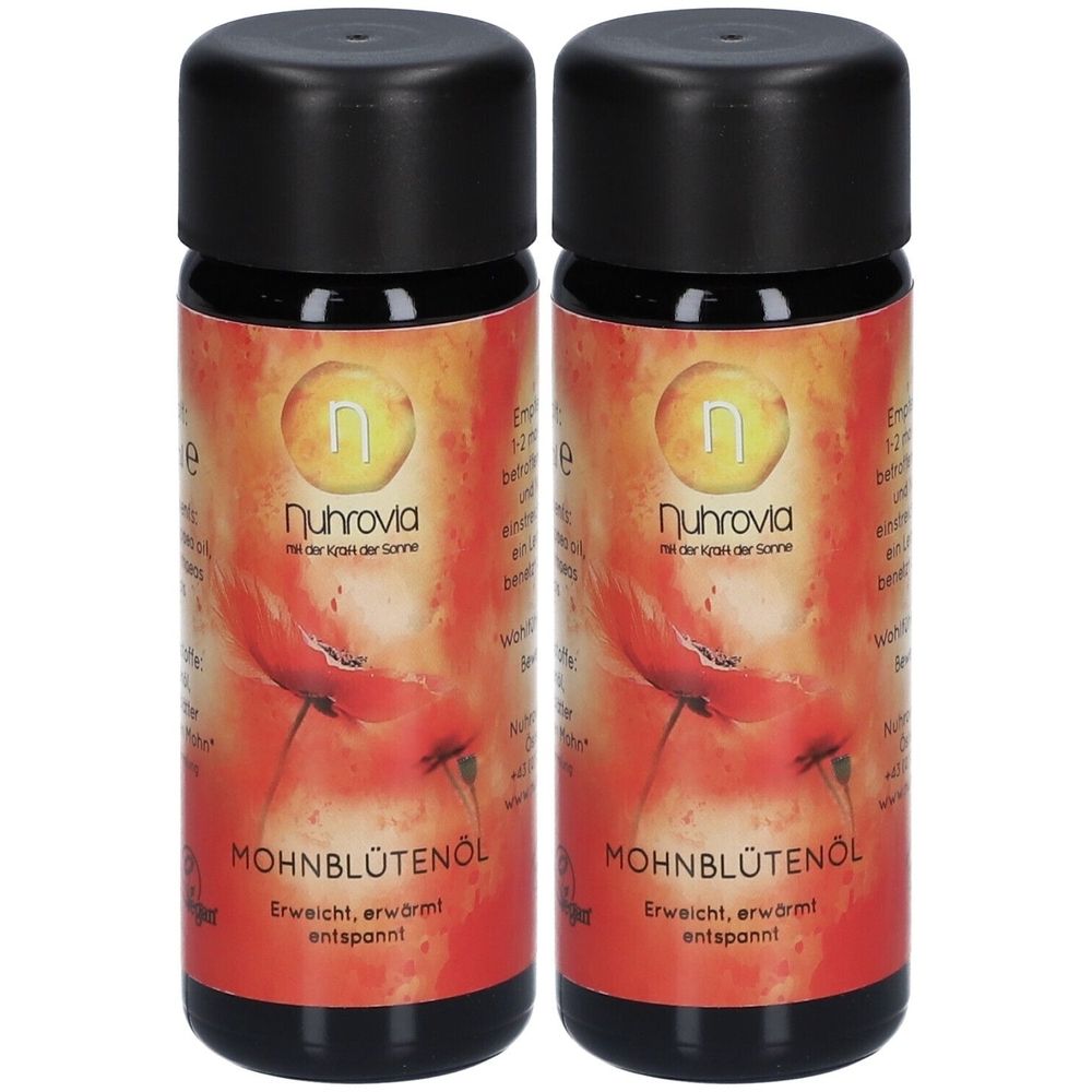 Zwei Flaschen Mohnblütenöl mit schwarzem Deckel. Etikett mit Logo, Mohnblüten-Illustration und Schriftzug MOHNBLÜTENÖL.