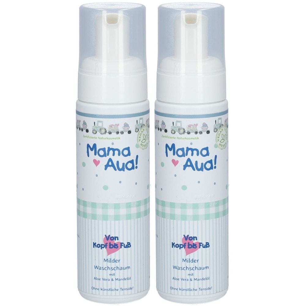 Zwei weiße Flaschen mit Pumpaufsatz. Aufschrift: Mama Aua! Von Kopf bis Fuß Waschmousse. Mit Illustrationen und Schriftzügen.