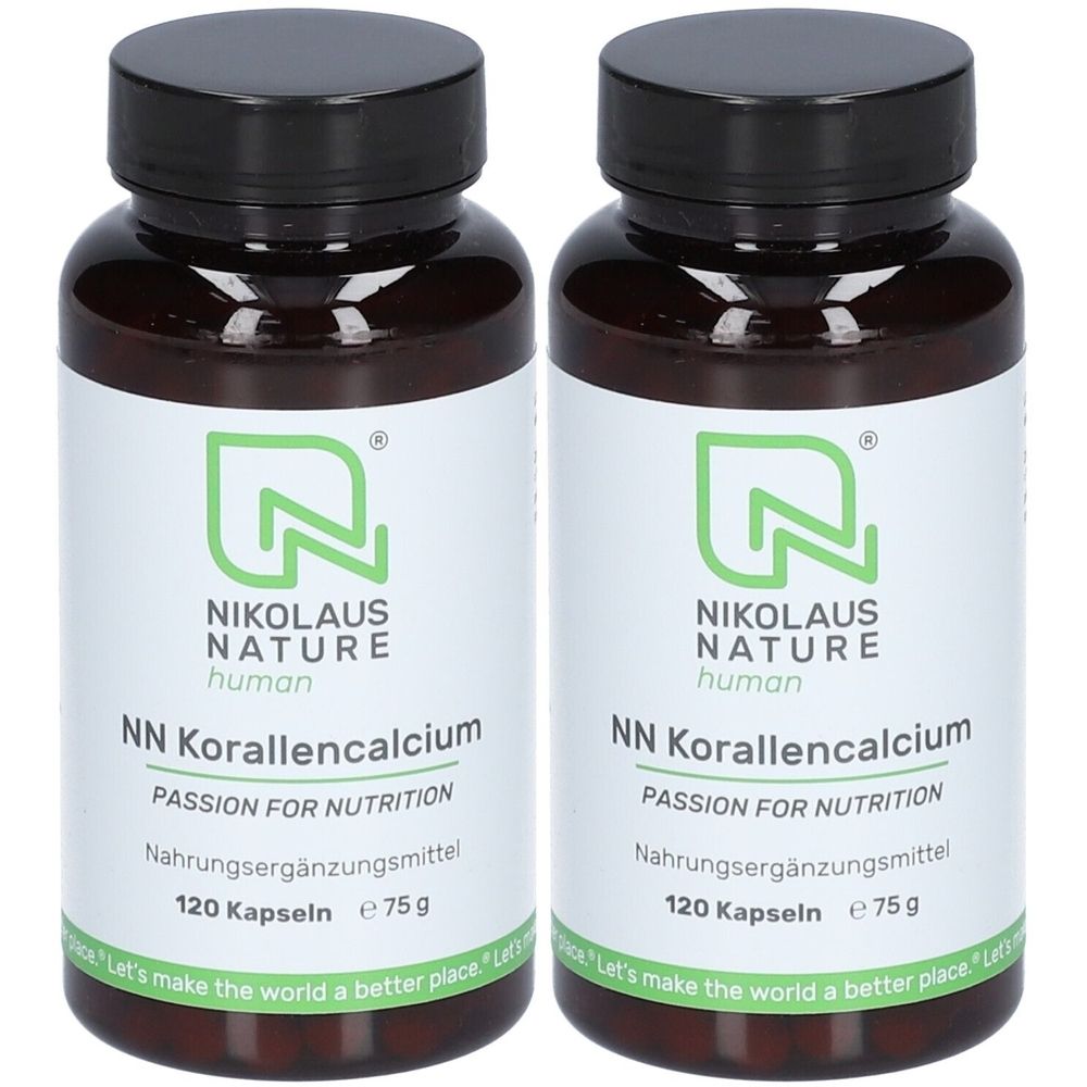 Zwei braune Flaschen mit schwarzen Deckeln. Auf den Etiketten steht: NN Korallencalcium, 120 Kapseln, Nahrungsergänzungsmittel.