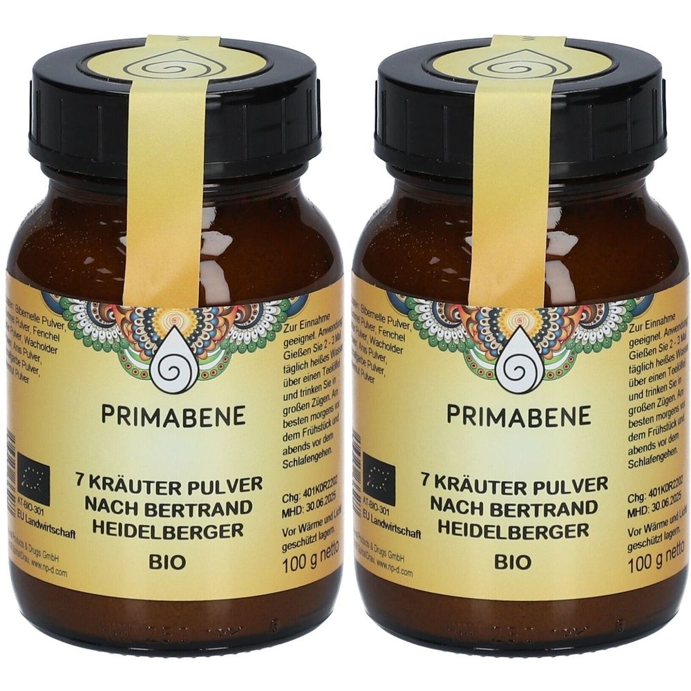 Zwei braune Gläser mit schwarzem Deckel. Aufschrift: PRIMABENE, 7 Kräuter Pulver nach Bertrand Heidelberger, BIO. Gelber Aufkleber.