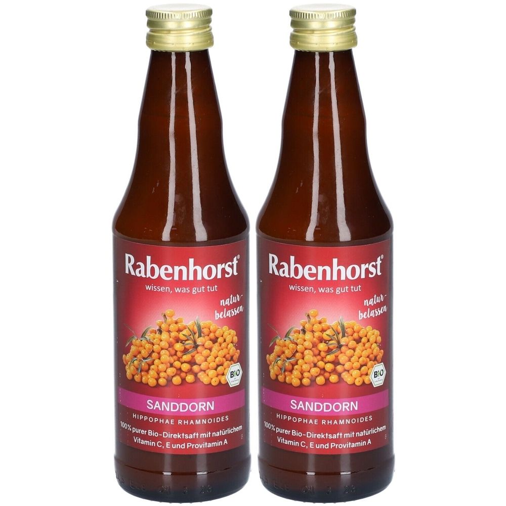 Zwei braune Glasflaschen mit goldfarbenen Verschlüssen. Auf den Etiketten steht "Rabenhorst Sanddornsaft" mit Abbildung von Sanddornbeeren.