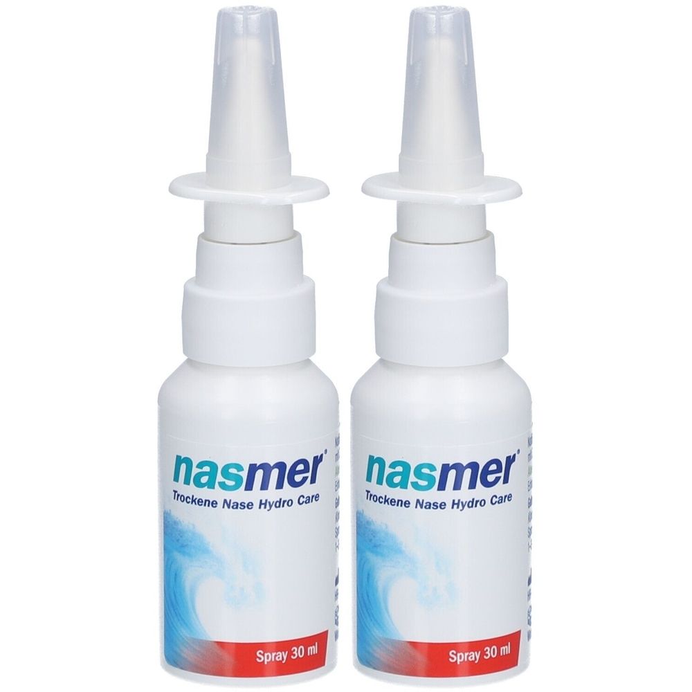 Zwei weiße Sprühflaschen mit transparenten Aufsätzen. Auf jeder Flasche steht "nasmer Trockene Nase Hydro Care". Unten steht "Spray 30 ml".