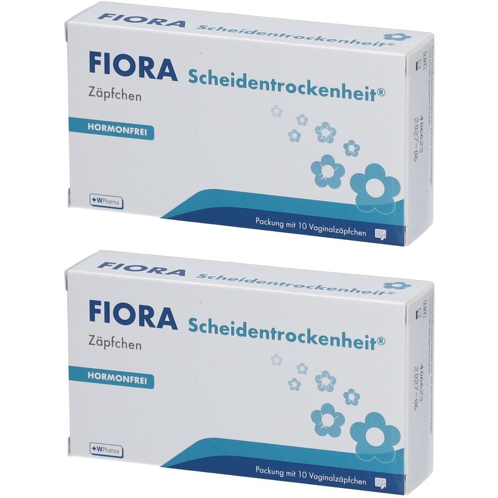 Zwei Schachteln FIORA Scheidentrockenheit® Vaginalzäpfchen. Weiße Verpackung mit blauer Wellenlinie und Blumenmuster. Text: „HORMONFREI“ und „Packung mit 10 Vaginolzäpfchen“.