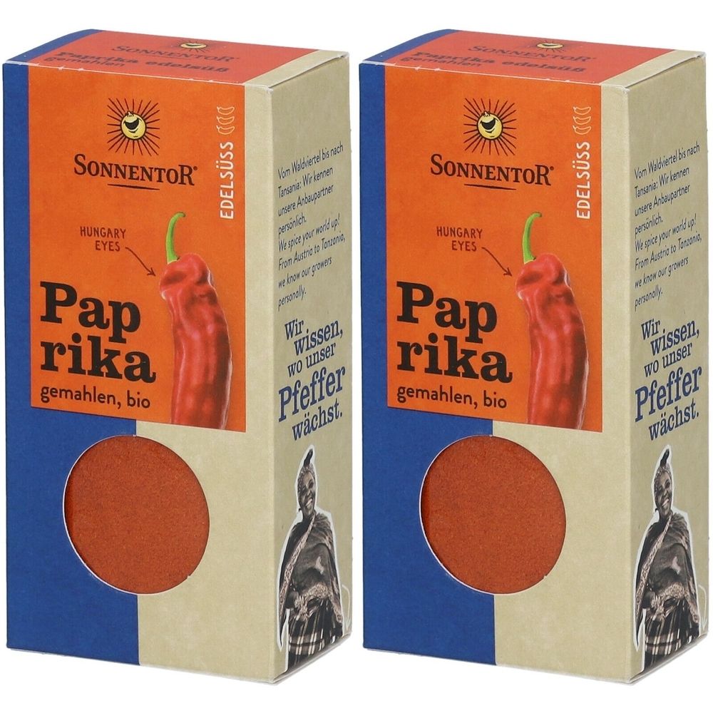 Zwei rechteckige Pappschachteln mit Paprika-Pulver. Aufdruck: SONNENTOR, Paprika gemahlen, bio. Sichtfenster mit rotem Pulver.