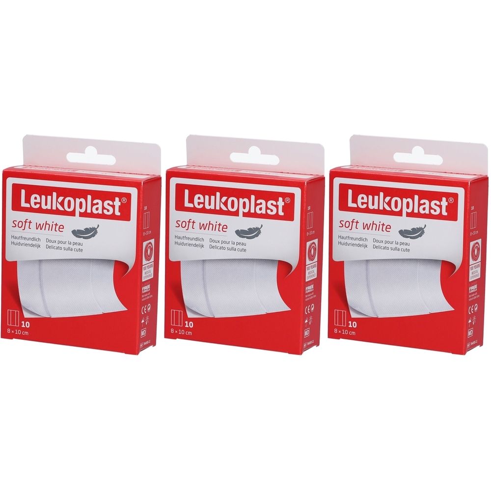 Drei Packungen Leukoplast® soft white. Rote Verpackung mit weißem Schriftzug und Rolle. Größe: 8 x 10 cm.
