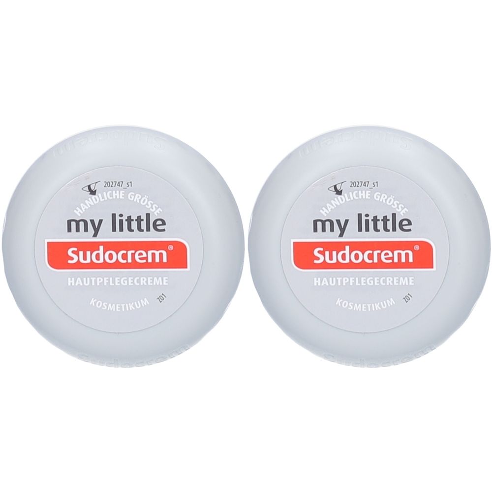 Zwei runde, weiße Tiegel mit rotem Etikett. Auf dem Etikett steht "my little Sudocrem".