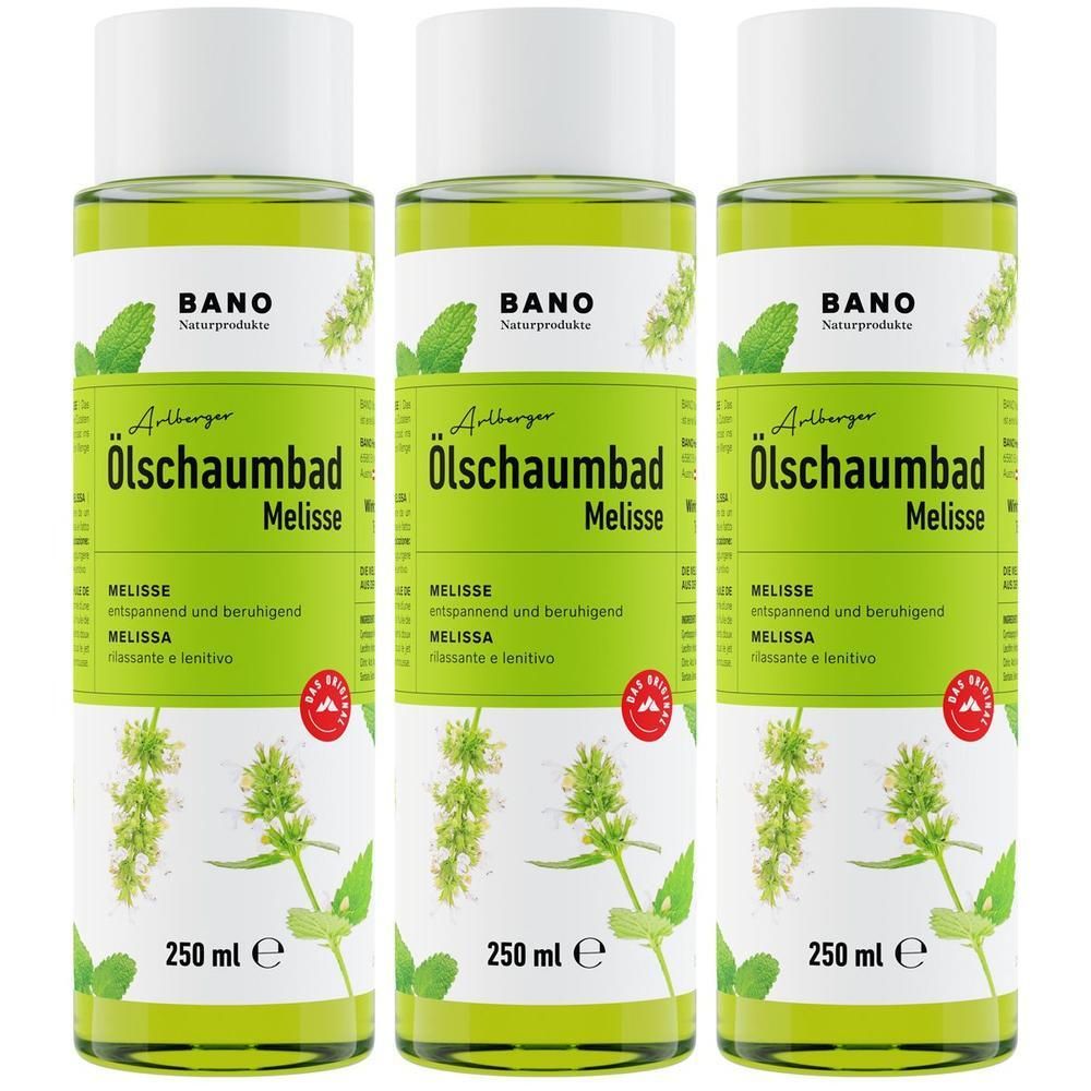 Drei Flaschen Arlberger Ölschaumbad Melisse, jeweils 250 ml, mit Melissenblüten und -blättern.