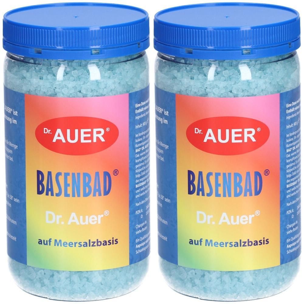 Zwei Behälter Dr. AUER® BASENBAD® auf Meersalzbasis mit blauem Inhalt.