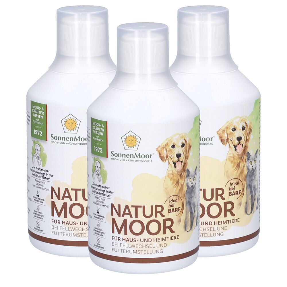 Drei weiße Flaschen SonnenMoor NATUR MOOR für Haus- und Heimtiere. Abgebildet sind ein Hund und eine Katze.