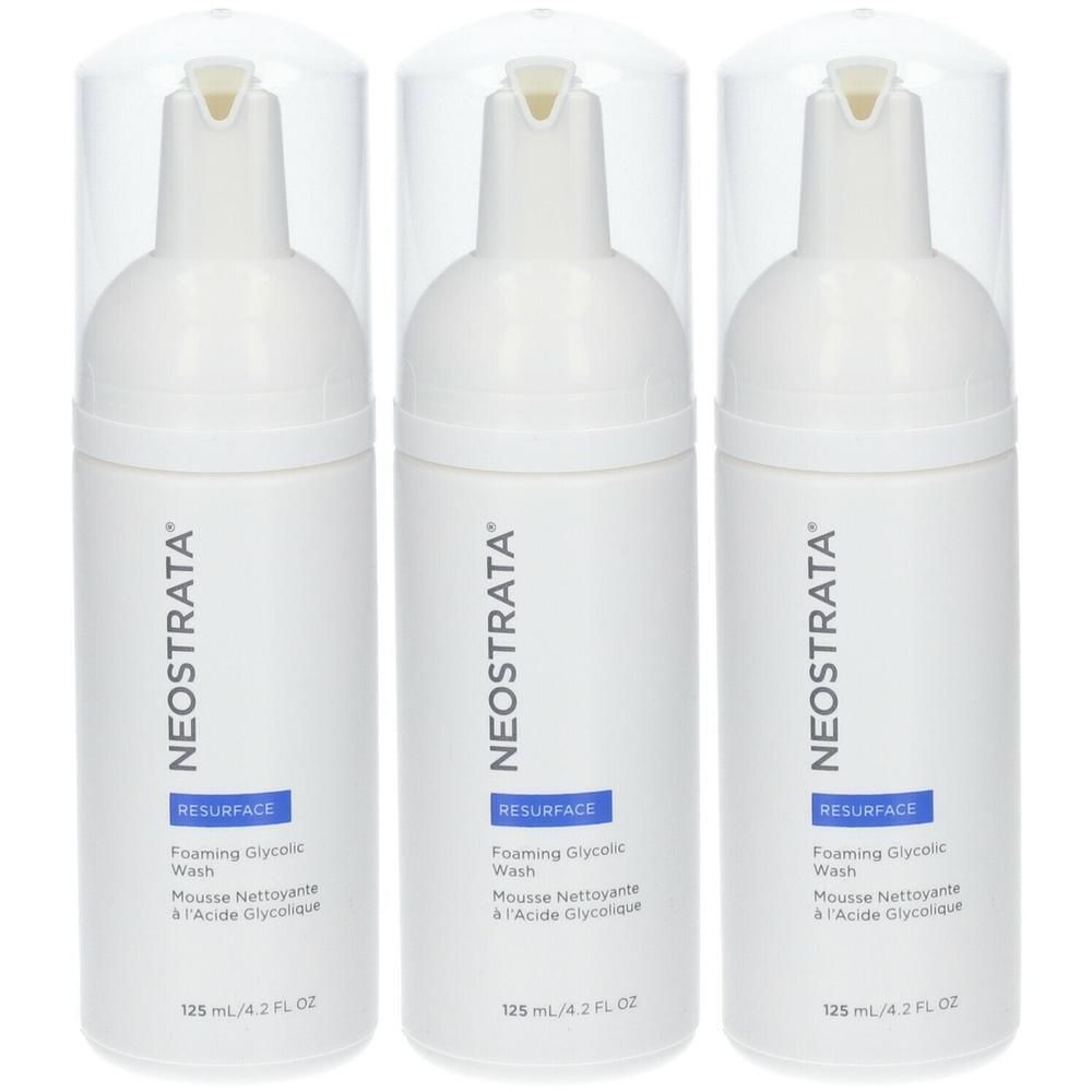 Drei weiße Pumpspender mit durchsichtiger Kappe. Beschriftung: NE OSTRATA RESURFACE Foaming Glycolic Wash.