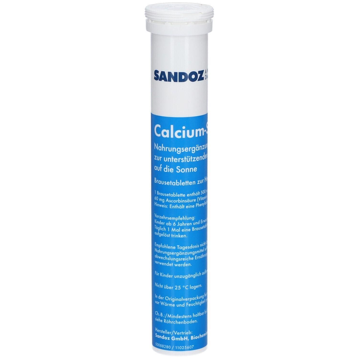 Röhrenförmige Verpackung mit Sandoz Calcium-Brausetabletten zur Unterstützung auf die Sonne.