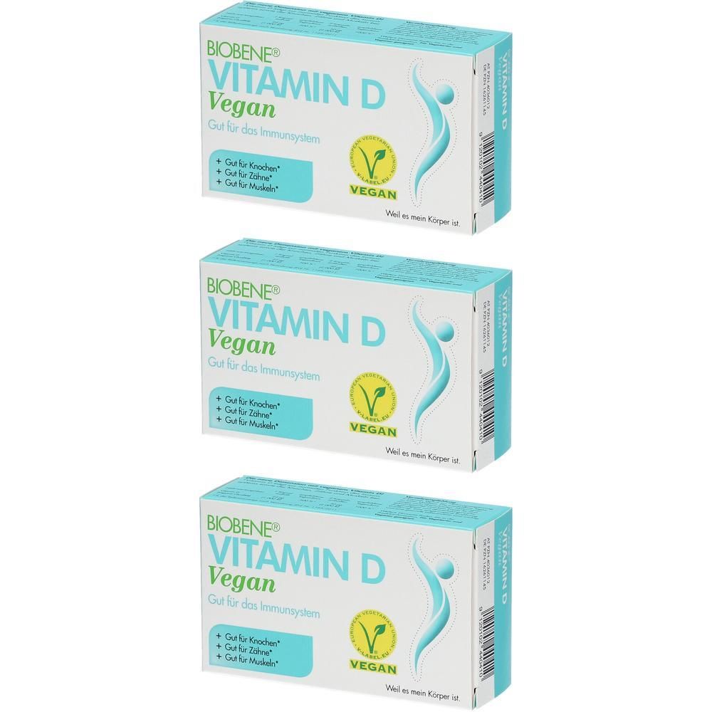 Drei Packungen BIOBENE Vitamin D Vegan Kapseln. Weiße Kartons mit türkisfarbener Schrift und stilisierter menschlicher Figur.