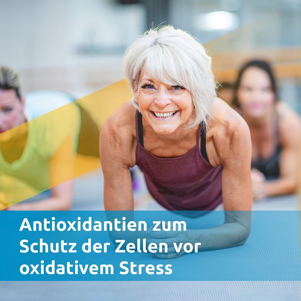 Frau mittleren Alters lächelt in die Kamera, während sie eine Plank-Übung macht. Antioxidantien zum Schutz der Zellen.